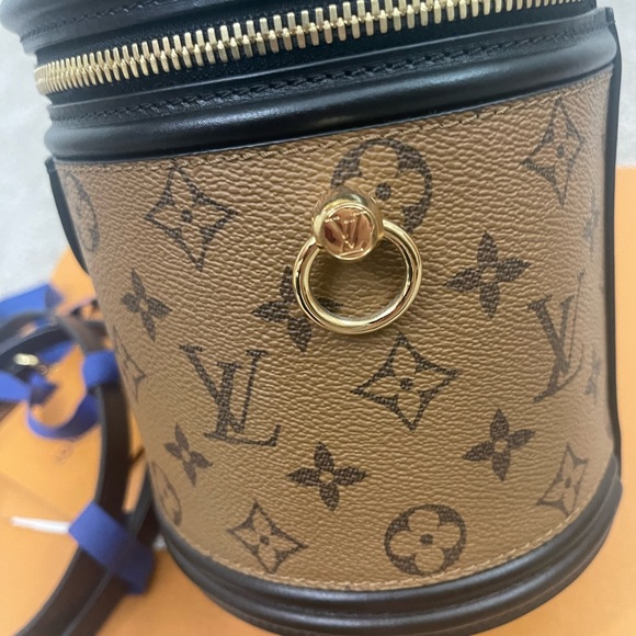 Authentic Louis Vuitton Bucket- Cannes - Picture 2 of 15